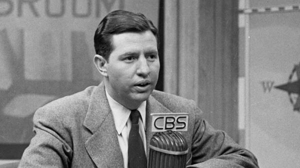 Douglas Edwards na redação da CBS em 1950. (Crédito da fotografia: Cortesia © Copyright © 2000 All Rights Reserved/ Associação Nacional de Emissoras/ REPRODUÇÃO/ TODOS OS DIREITOS RESERVADOS)
