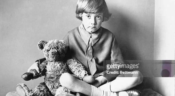 O autor do Ursinho Pooh, A.A. O filho de Milne, Christopher Robin, sentado em casa com seu ursinho de pelúcia, por volta de 1925. (Crédito da fotografia: Cortesia © Copyright © 2000 All Rights Reserved/ Bettmann Archive/ Getty Images)