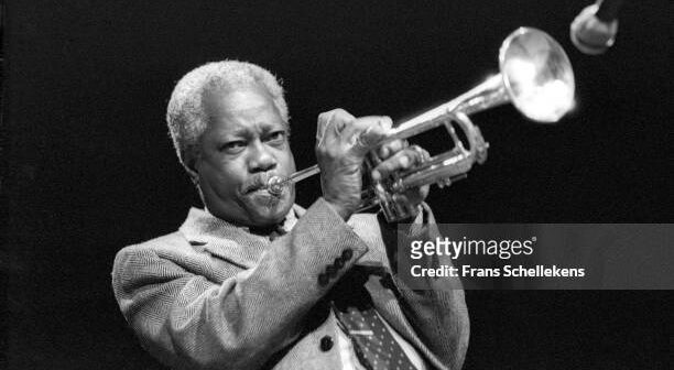 AMSTERDÃO, HOLANDA - 26 DE SETEMBRO: O trompetista de jazz americano Bill Hardman (1933-1990) se apresenta ao vivo no palco do BIM Huis em Amsterdã, Holanda, em 26 de setembro de 1986. (foto de Frans Schellekens/Redferns)