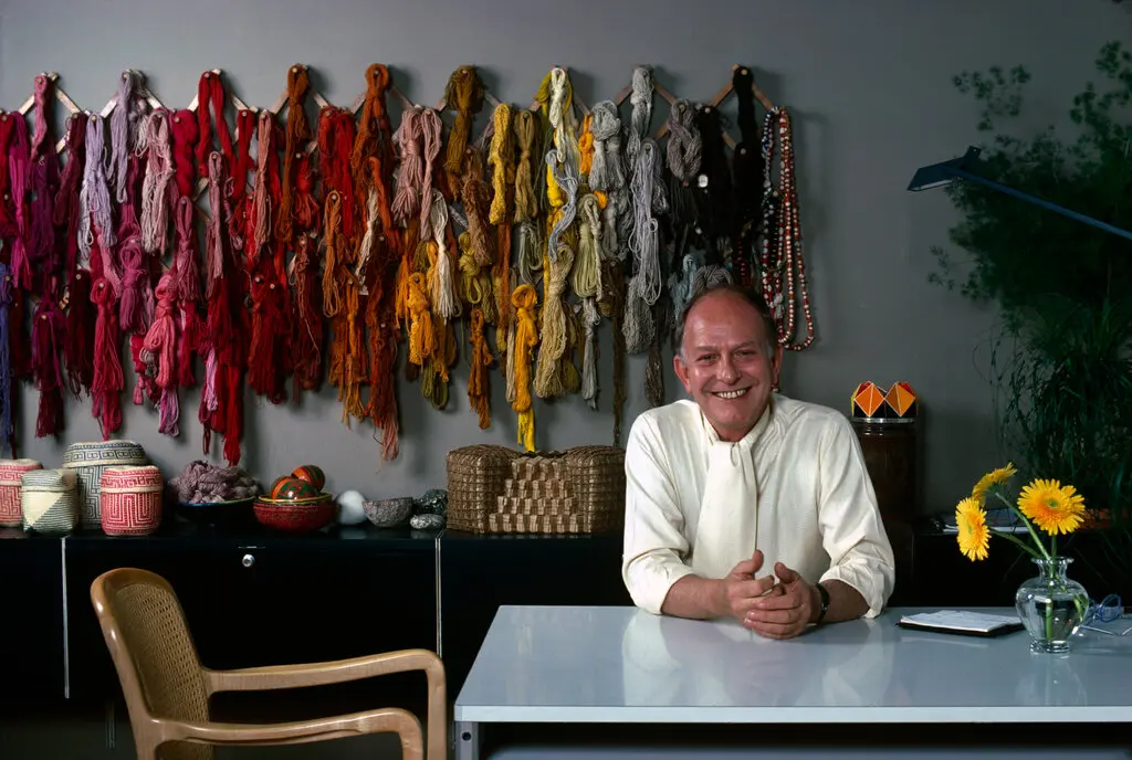 Jack Lenor Larsen em seu estúdio em 1982. Seus designs têxteis influenciaram artistas e arquitetos, e seu trabalho está nos principais museus do mundo. (Crédito da fotografia: Cortesia Imagens de Susan Wood/Getty)