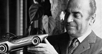 Nuccio Bertone com modelo de carro. (Crédito da fotografia: Cortesia © DesignIndex Copyright © 2000 All Rights Reserved/ REPRODUÇÃO/ TODOS OS DIREITOS RESERVADOS)