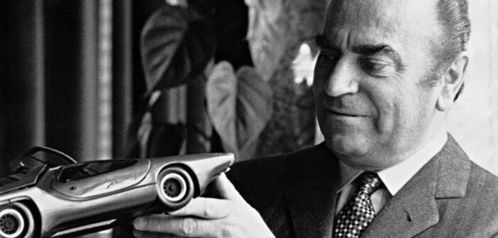 Nuccio Bertone com modelo de carro. (Crédito da fotografia: Cortesia © DesignIndex Copyright © 2000 All Rights Reserved/ REPRODUÇÃO/ TODOS OS DIREITOS RESERVADOS)