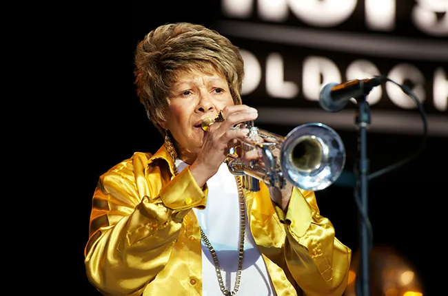 A trompetista Cynthia Robinson se apresenta com The Family Stone no The Greek Theatre em 24 de maio de 2014 em Los Angeles, Califórnia. Earl Gibson III/WireImage