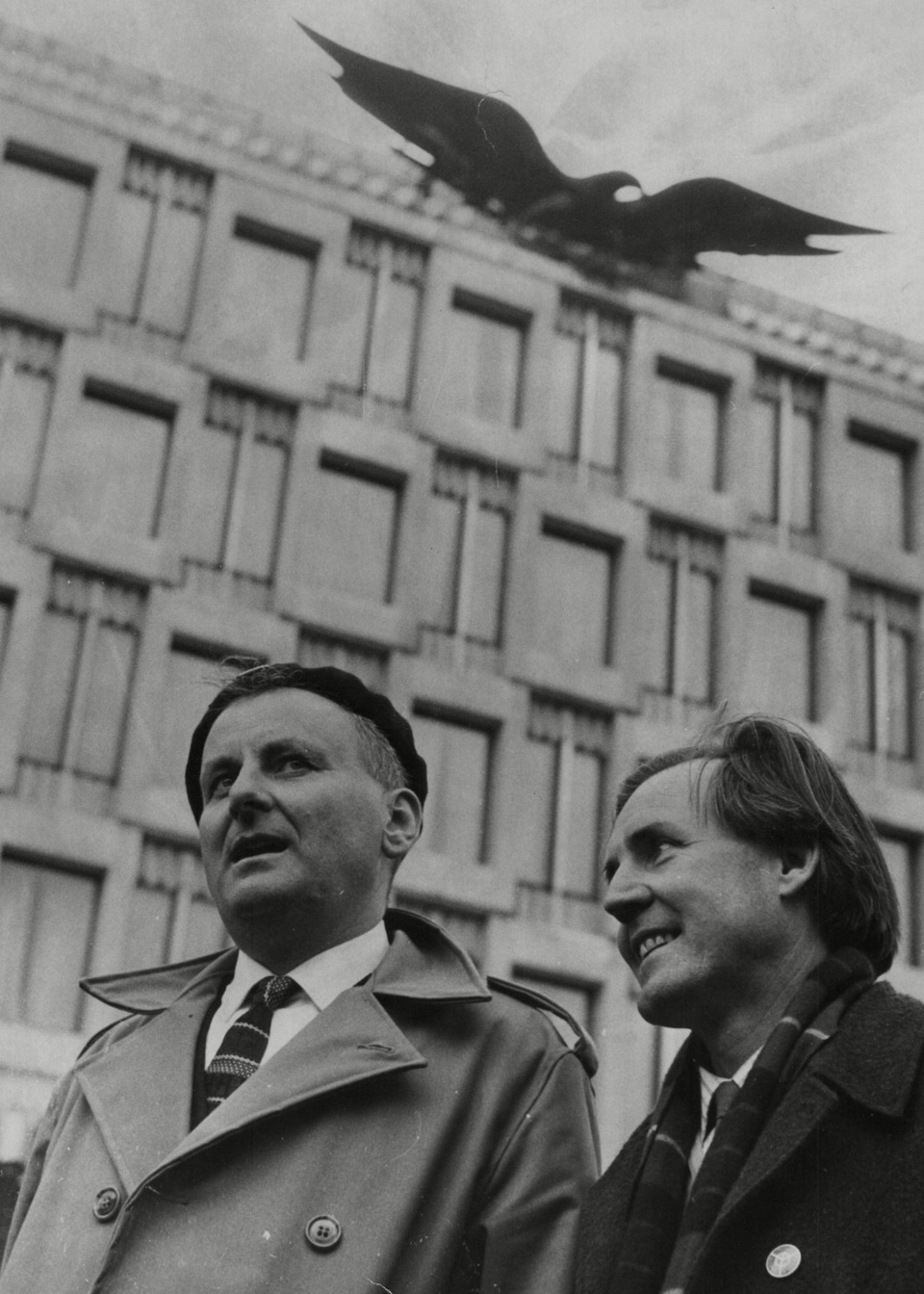 Com seu colega do CND, Peter Cadogan, deixando a Embaixada dos EUA em 1965. CRÉDITO : Ann Ward/ANL/Shutterstock
