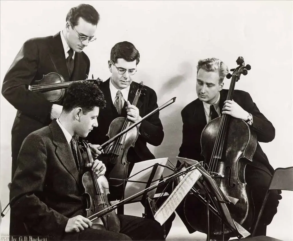 O Julliard String Quartet original em 1952, com o Sr. Raphael Hillyer, o segundo da direita, Robert Mann e Robert Koff. A pessoa da extrema direita é Arthur Winograd. (Crédito da fotografia: Cortesia © Copyright All Rights Reserved/ GD Hackett/ REPRODUÇÃO/ TODOS OS DIREITOS RESERVADOS)