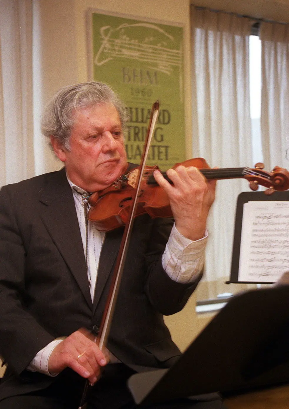 Sr. Mann foi o primeiro violinista do Juilliard String Quartet desde sua estreia formal em 1947 até sua aposentadoria 50 anos depois. (Crédito da fotografia: Cortesia Ruby Washington/The New York Times)