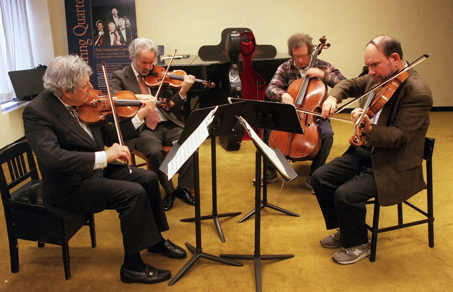 Sr. Mann, à esquerda, ensaiando com os outros membros do Juilliard String Quartet, Joel Smirnoff, Joel Krosnick e Samuel Rhodes, na Juilliard School em 1996.Crédito...Ruby Washington/The New York Times