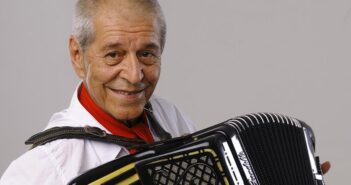 Albino Manique tornou-se um dos maiores acordeonistas do RS e Brasil. (Crédito da fotografia: Cortesia © Copyright All Rights Reserved/ Albino Manique / Divulgação/ TODOS OS DIREITOS RESERVADOS)