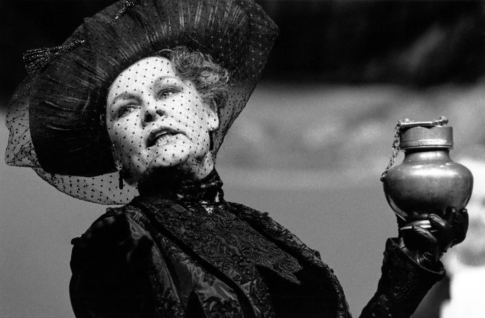 Judi Dench como Louise Rafi em “The Sea” no National Theatre de Londres em 1991.Crédito...Donald Cooper/Alamy