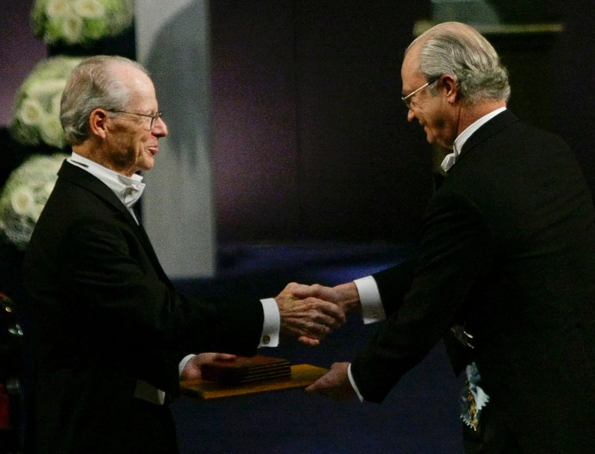 O Professor Williamson, à esquerda, recebeu o seu Prémio Nobel pelo Rei Carl XVI Gustaf da Suécia em Dezembro de 2009, em Estocolmo. (Crédito da fotografia: Peter Andrews/Reuters)