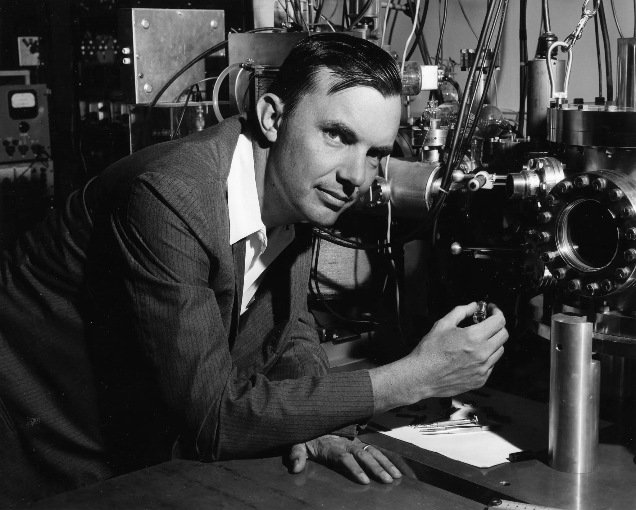 O físico Lewis Branscomb em 1968 em um laboratório do Joint Institute for Laboratory Astrophysics, que ele ajudou a estabelecer. (Crédito da fotografia: Cortesia Arquivos Visuais AIP Emilio Segrè)
