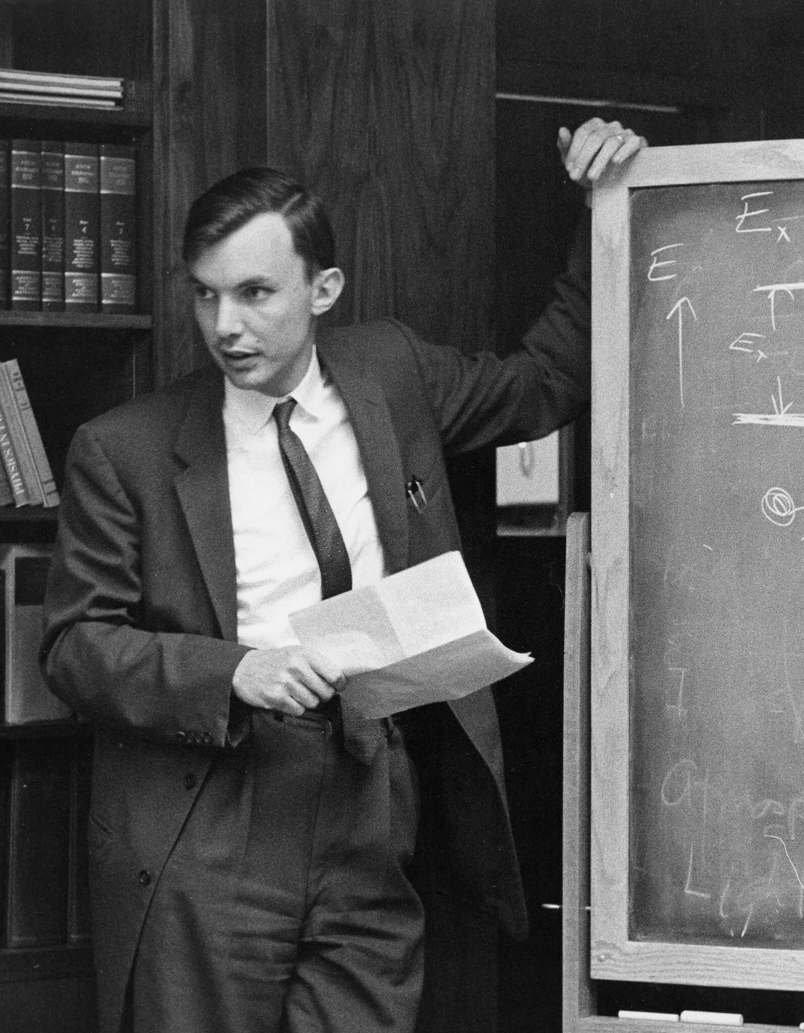 Dr. Branscomb em 1960 dando uma palestra em um seminário sobre física de plasma.Crédito...Arquivos Visuais AIP Emilio Segrè