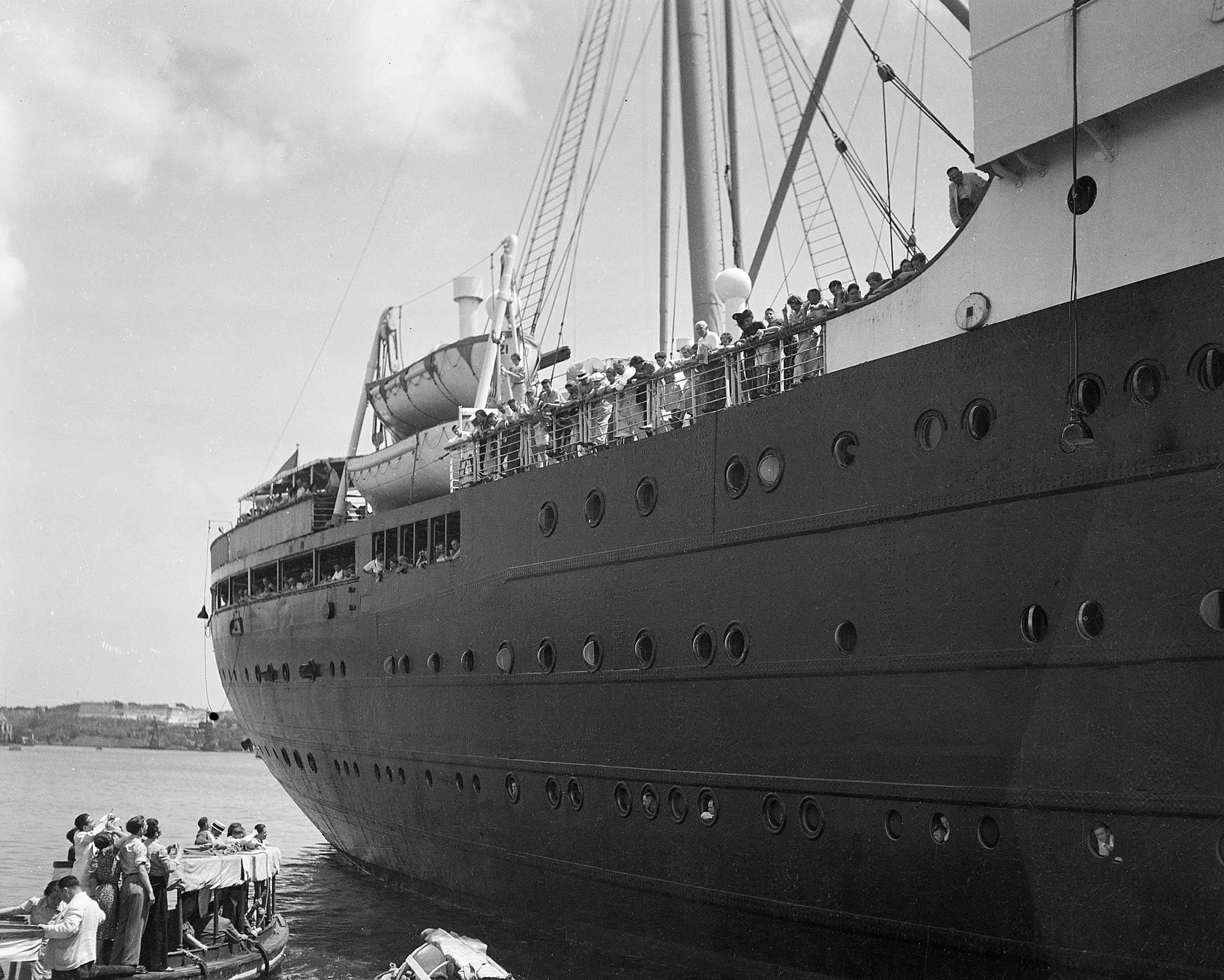 O transatlântico alemão St. Louis foi impedido de entrar em Havana, Cuba, em junho de 1939. O Dr. Motulsky estava a bordo do navio com sua mãe e irmãos quando este foi enviado de volta à Europa.Crédito...Imprensa Associada