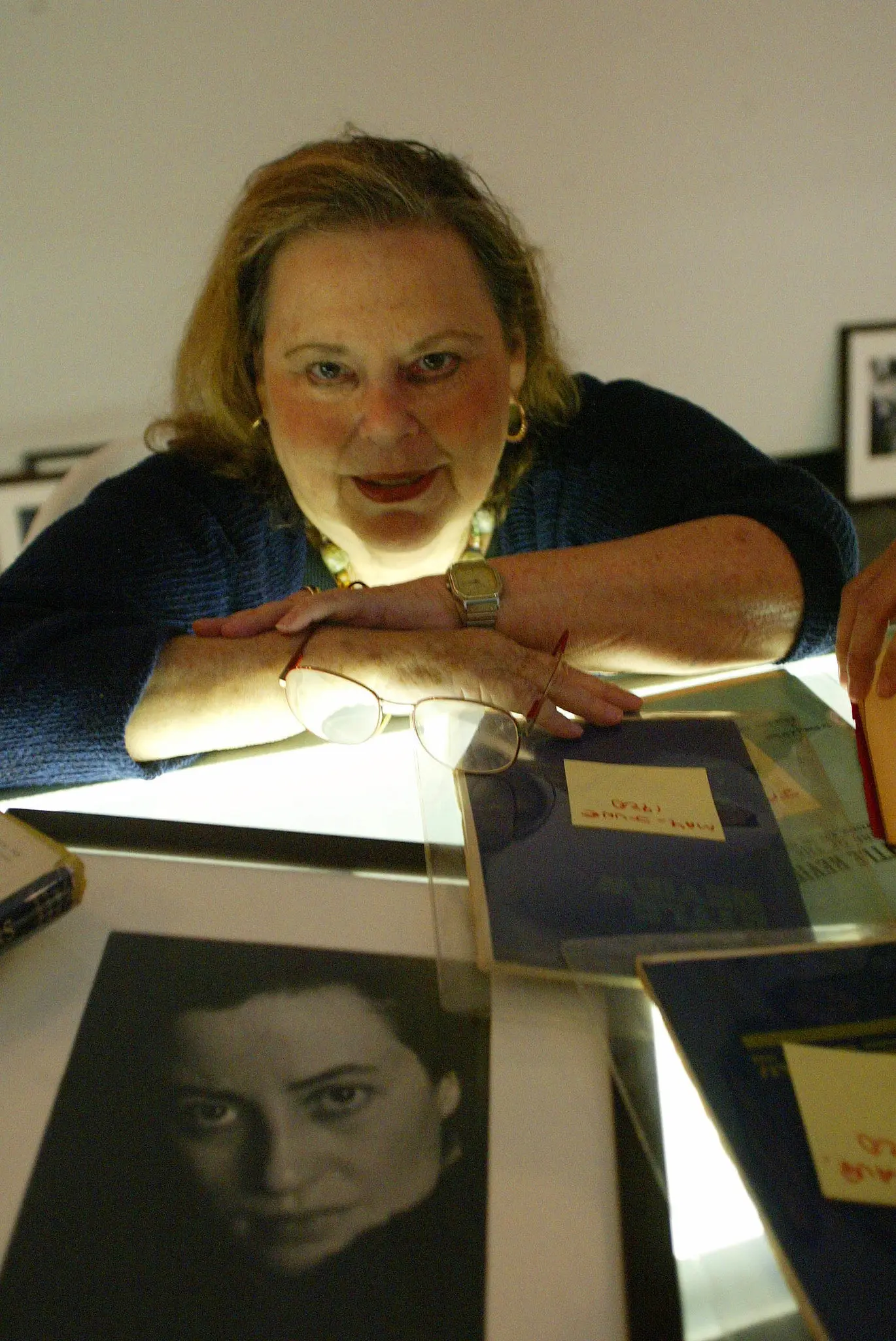 A autora Barbara Probst Solomon em 2004 no Instituto Cervantes de Manhattan, onde foi curadora de uma exposição dedicada a revistas literárias. Ela foi estimada pelos críticos por suas observações sobre a cultura e a política do século XX.Crédito...Marilynn K. Yee/The New York Times