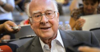 Peter Higgs, ganhador do Prêmio Nobel de Física.(Fonte: Nytimes.com)