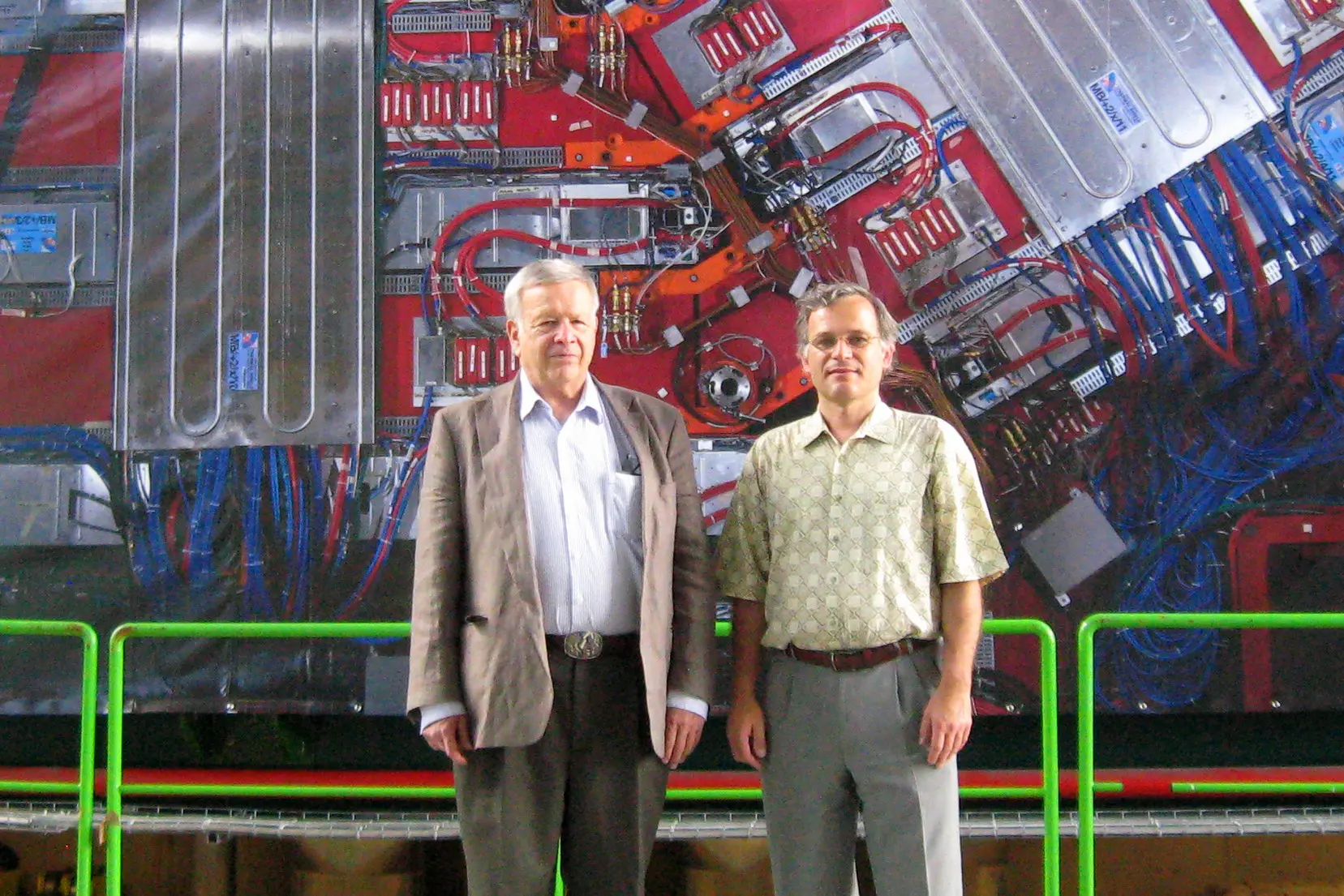 Gerald Guralnik, à esquerda, com Ulrich Heintz, colega da Brown University, no CERN em 2012.Crédito...Cortesia do Prof. Ulrich Heintz/Brown University