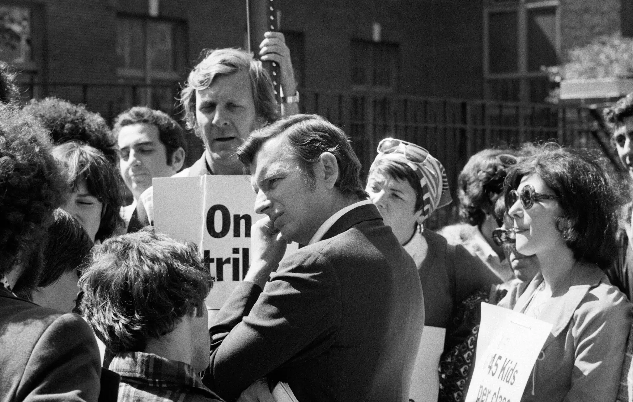 Corry entrevistou professores no Brooklyn durante uma greve em 1975 que fechou as escolas da cidade.Crédito...Jack Manning/The New York Times
