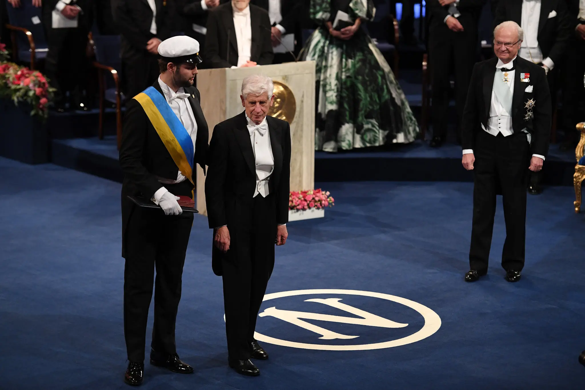 Dr. David Thouless após receber seu Prêmio Nobel do Rei Carl XVI Gustaf da Suécia, à direita, em dezembro de 2016 em Estocolmo. Ele o compartilhou com dois outros físicos para um trabalho que foi descrito como “transformacional” no estudo da matéria. (Crédito da fotografia: Cortesia Pascal Le Segretain/Getty Images)