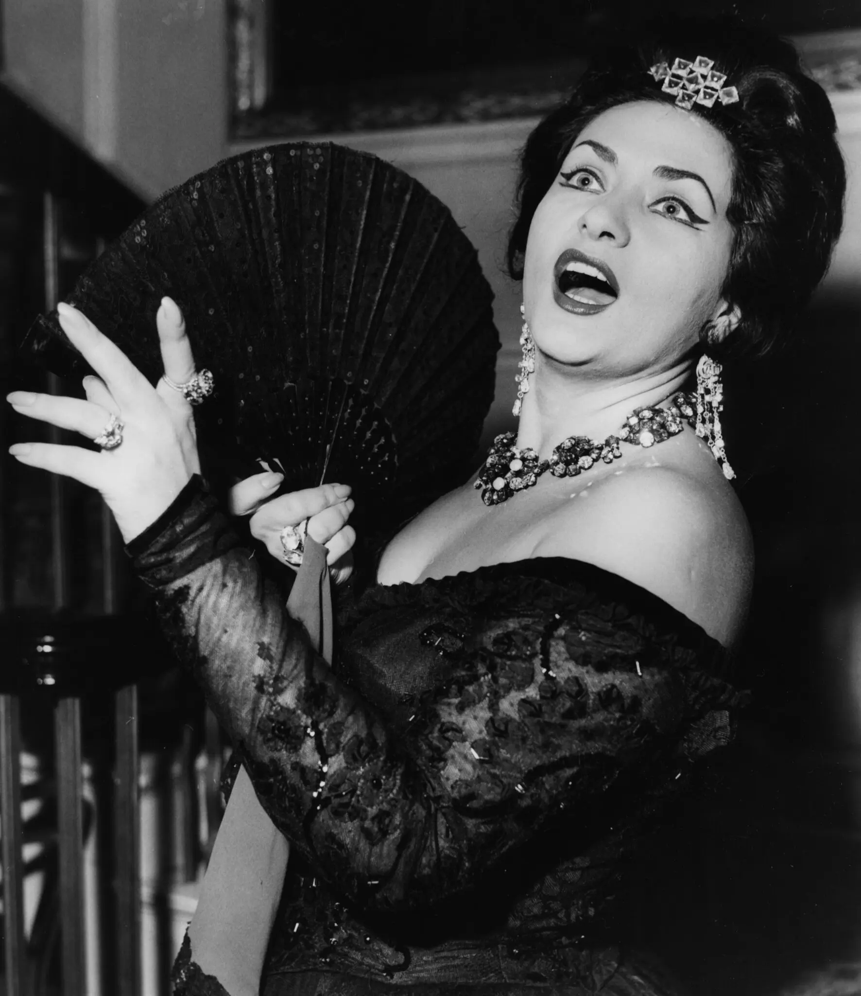 A soprano Virginia Zeani ensaiando para uma apresentação de “La Traviata” na Royal Opera House de Londres em 1962. (Crédito da fotografia: Roger Jackson/Central Press/Getty Images)
