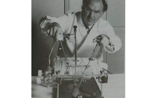 Kurt Semm, ginecologista e engenheiro cujas técnicas pioneiras em cirurgia minimamente invasiva foram inicialmente ridicularizadas, mas levaram a inovações em muitos tipos de operações