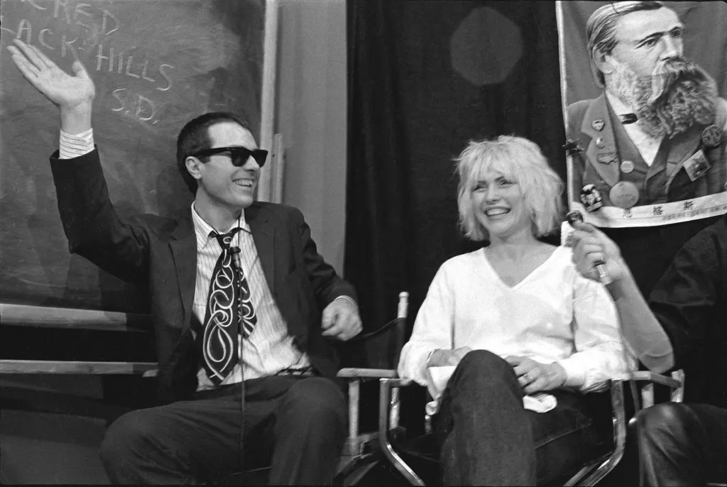 O'Brien e Deborah Harry, do Blondie, no set de “TV Party”. (Crédito da fotografia: Cortesia © Copyright All Rights Reserved/ Bobby Grossman/ REPRODUÇÃO/ TODOS OS DIREITOS RESERVADOS)