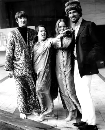 The Mamas and the Papas em Londres em outubro de 1967. A partir da esquerda, Denny Doherty, Cass Elliot, Michelle Phillips e John Phillips. (Crédito da fotografia: Cortesia © Peter Kemp/Associated Press)