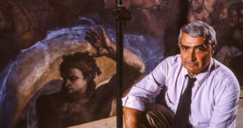 Gianluigi Colalucci em 1991, durante seu trabalho na Capela Sistina. (CRÉDITO DA FOTOGRAFIA: Cortesia Enrica Scalfari/AGF/Shutterstock)