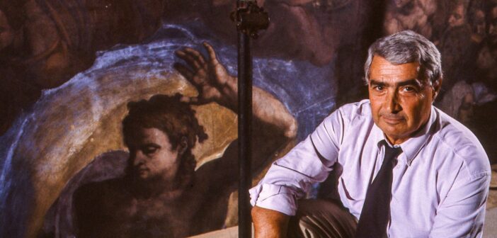 Gianluigi Colalucci em 1991, durante seu trabalho na Capela Sistina. (CRÉDITO DA FOTOGRAFIA: Cortesia Enrica Scalfari/AGF/Shutterstock)