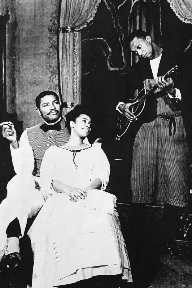 Sra. Burrows em cena de “The Wisteria Trees” (1950), em que fez sua estreia na Broadway, com Ossie Davis, que está sentado ao lado dela, e Maurice Edwards. Crédito...Teatro Martin Beck, por meio do Projeto Legado de Artes Cênicas