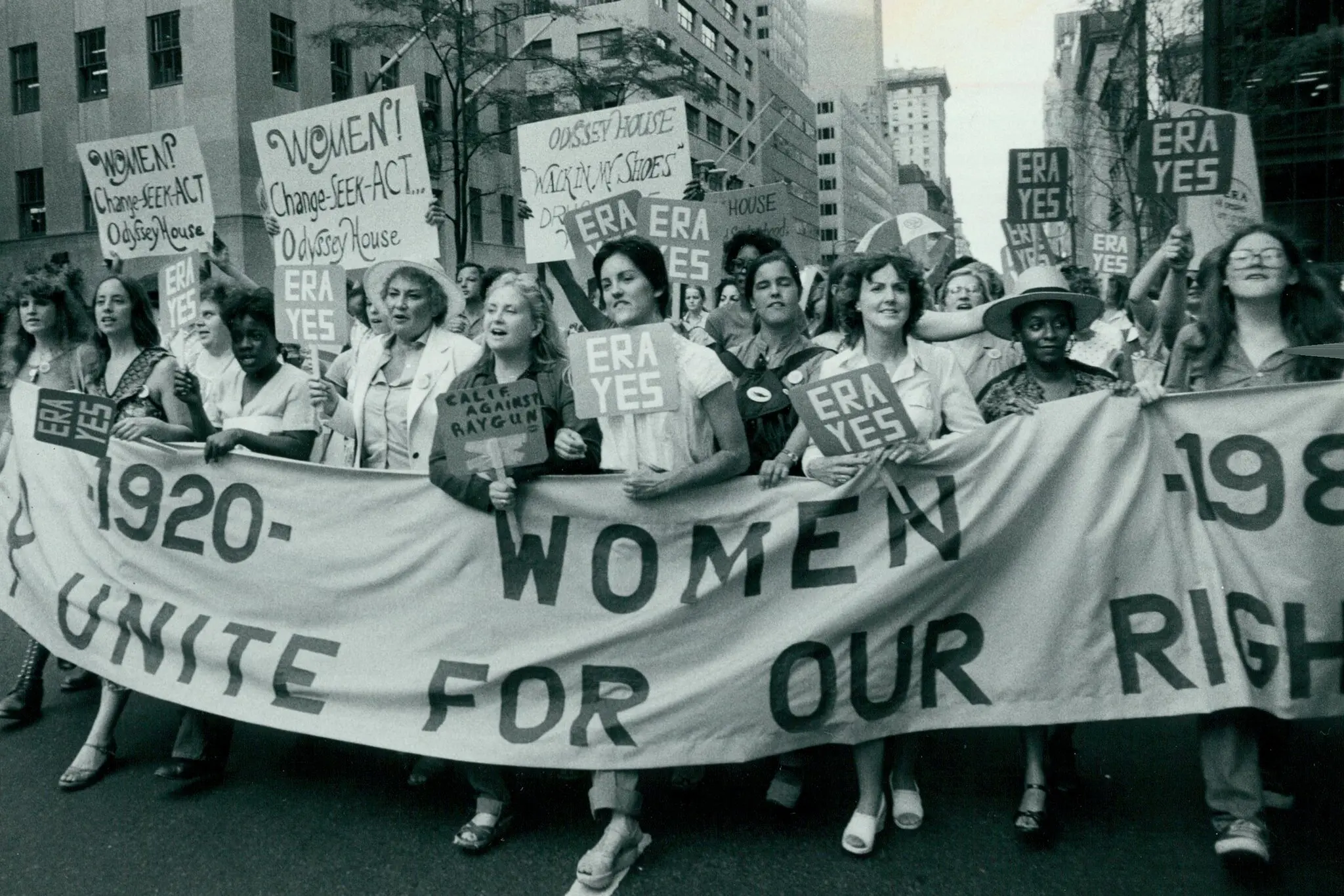 Sra. Vinie Burrows, a segunda a partir da direita, em 1980, durante uma marcha em Nova York comemorando o 60º aniversário do ano em que as mulheres conquistaram o direito de voto. Durante várias décadas ela representou a Federação Democrática Internacional das Mulheres nas Nações Unidas. (Crédito da fotografia: Marilynn K. Yee/The New York Times)