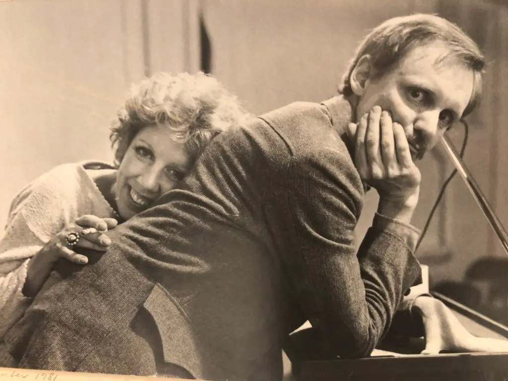 Peter Schjeldahl com sua esposa, Brooke Alderson, em 1981. O Sr. Schjeldahl escreveu sobre o mundo da arte de Nova York com entusiasmo inabalável por mais de meio século.Crédito...Sheree Rosa
