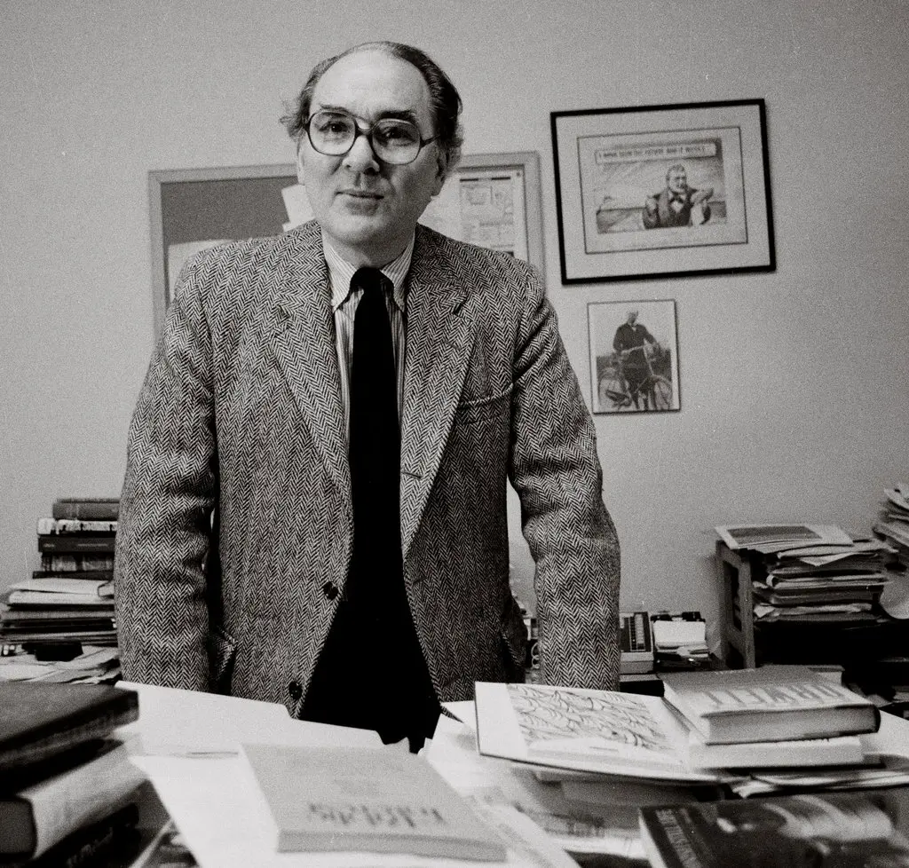 Hilton Kramer em 1985 no The New Criterion, do qual foi editor desde o início.Crédito...Jack Manning/The New York Times
