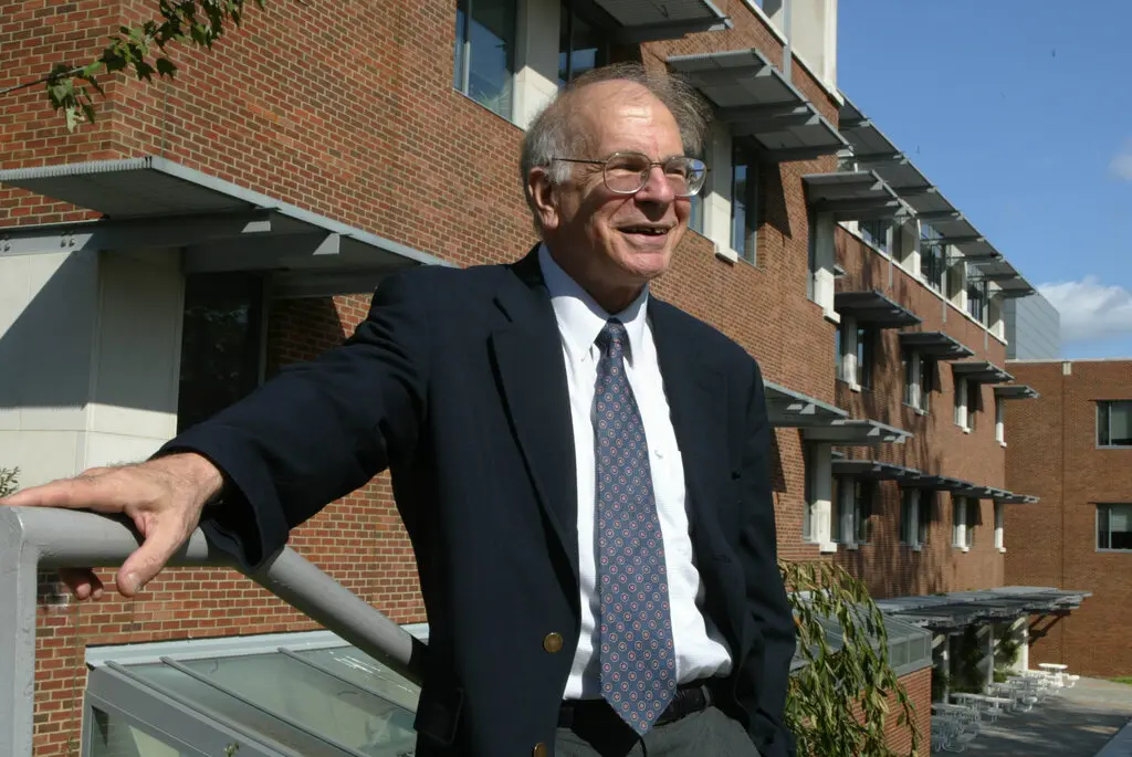Daniel Kahneman em 2002 no campus da Universidade de Princeton, com a qual esteve associado por muito tempo. Ele “ajudou a transformar a economia numa verdadeira ciência comportamental, em vez de um mero exercício matemático”, disse um colega. (Crédito...Keith Meyers/The New York Times)