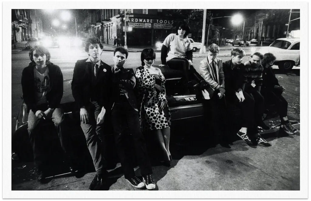 Anya Phillips, centro, com Chance e outros punks no wave do lado de fora do clube musical CBGB de Manhattan, no verão de 1978. (Crédito da fotografia: Cortesia © Copyright ©2020 All Rights Reserved/ David Godlis/ REPRODUÇÃO/ TODOS OS DIREITOS RESERVADOS)