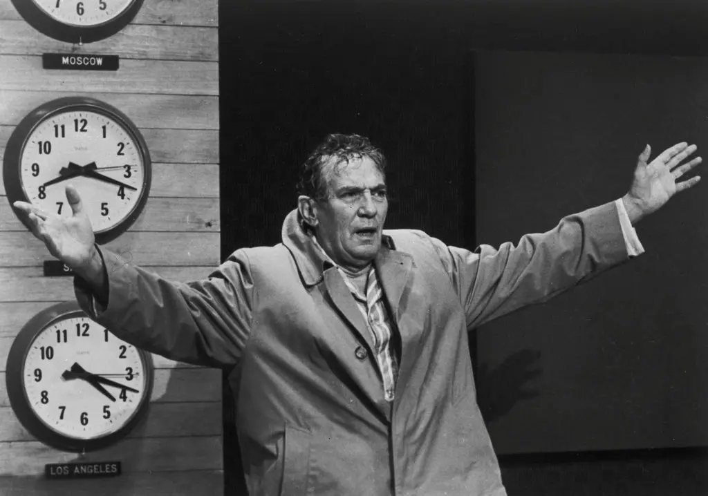 Peter Finch interpretou o desequilibrado apresentador Howard Beale no filme “Network”, de 1976, escrito por Paddy Chayefsky e produzido por Howard Gottfried, cujo primeiro nome Chayefsky emprestou para o personagem. (Crédito da fotografia: Cortesia Michael Ginsburg)