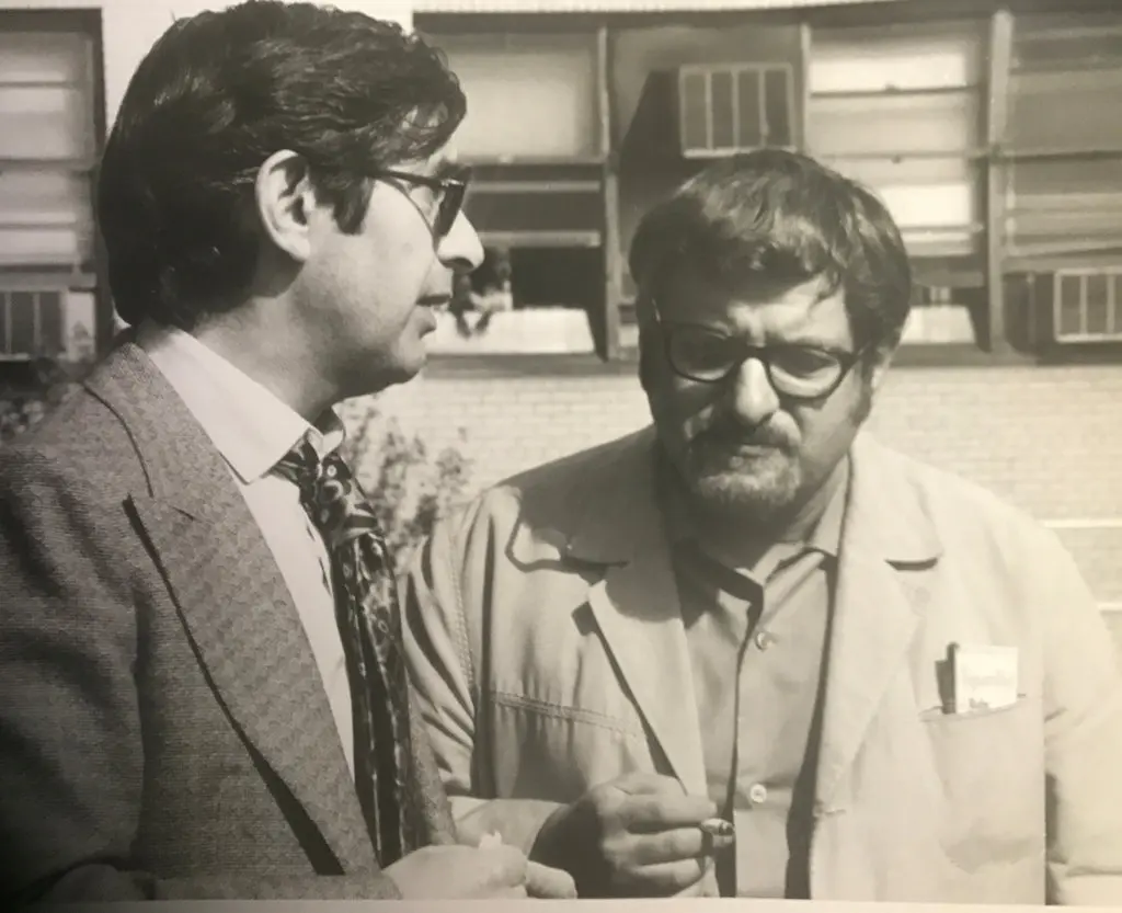 Sr. Gottfried, à esquerda, com seu colaborador frequente Paddy Chayefsky em 1971. Crédito...Família Gottfried