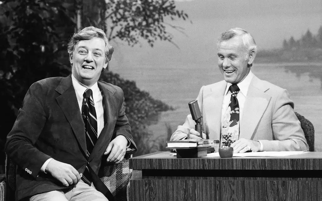 Reeves com Johnny Carson no “The Tonight Show” em 1977.Crédito...Ron Tom/NBCU Photo Bank/NBCUniversal via Getty Images