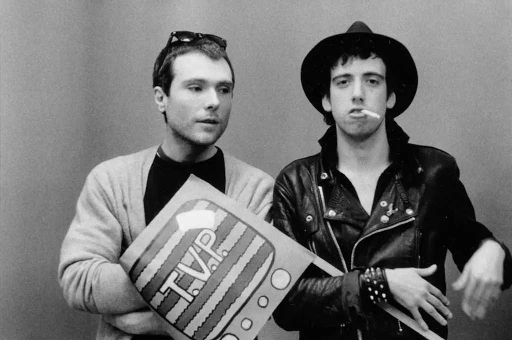O'Brien, à esquerda, apresentou Mick Jones do Clash no programa de acesso público dos anos 1970, “TV Party”.Crédito...Kate Simão