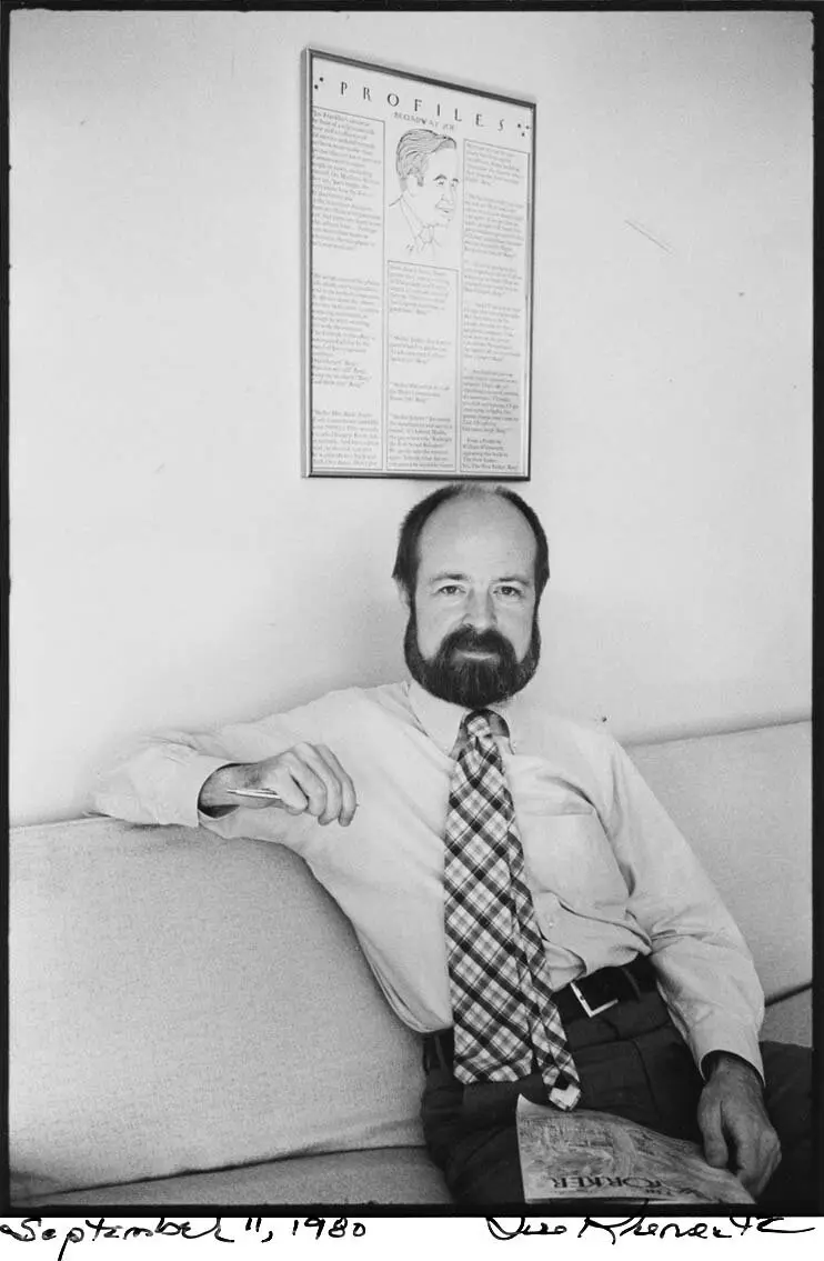 William Whitworth nos escritórios da The New Yorker em 1980. Atrás dele está uma página emoldurada de seu perfil do apresentador de televisão e rádio Joe Franklin. (Crédito da fotografia: Jill Crementz)