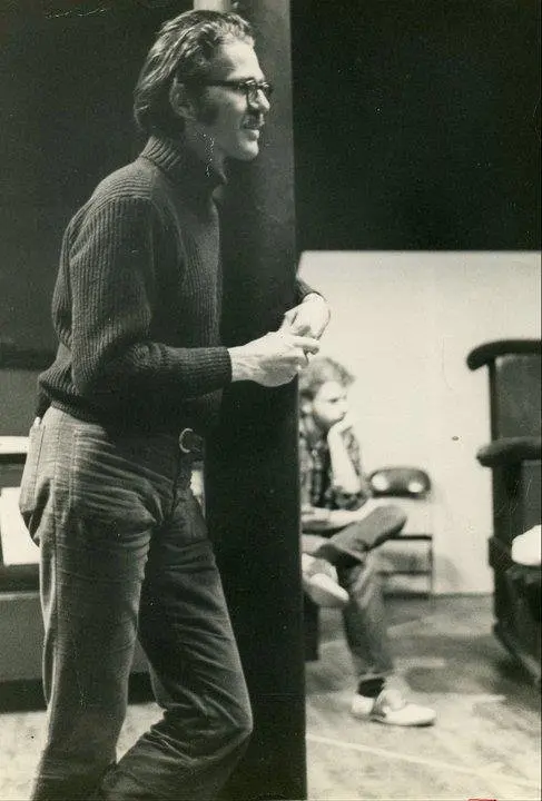 Shepherd conduzindo um workshop de improvisação em 1970. Durante o último meio século, ele voltou frequentemente à improvisação como forma de entretenimento e ferramenta para o bem social. Crédito...Coleção de David Shepherd