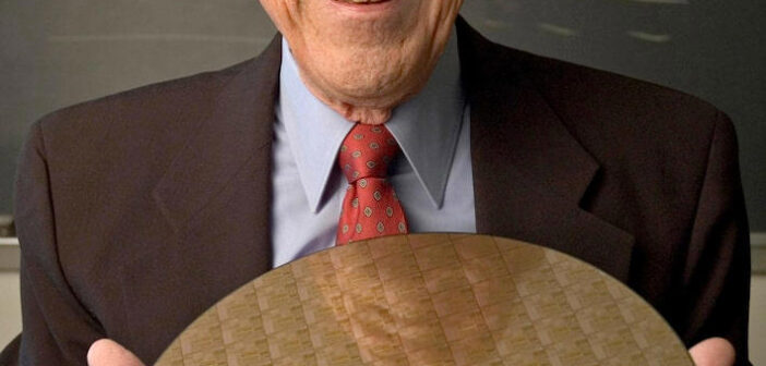Robert Dennard, engenheiro que inventou a tecnologia de memória de silício que desempenha um papel indispensável em todos os smartphones, laptops e tablets, o princípio, conhecido como escalonamento de Dennard, complementava uma previsão feita em 1965 por Gordon Moore, que viria a ser cofundador da Intel
