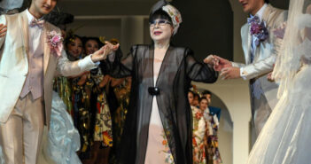 Yumi Katsura, estilista japonesa, que ajudou a popularizar os vestidos de noiva ocidentais em seu país e fez uma capa dourada para o papa João Paulo II