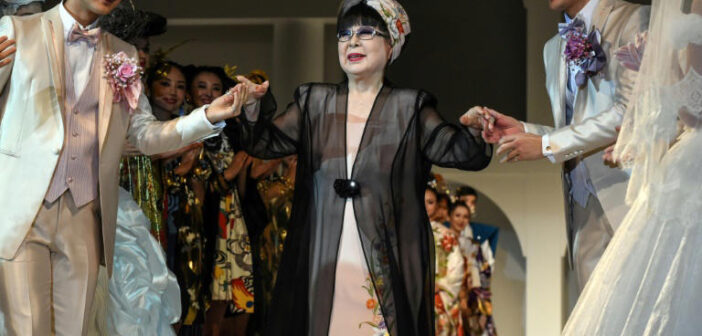 Yumi Katsura, estilista japonesa, que ajudou a popularizar os vestidos de noiva ocidentais em seu país e fez uma capa dourada para o papa João Paulo II