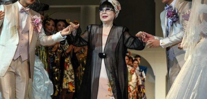 A estilista japonesa Yumi Katsura (C) durante a apresentação da Grand Collection 2015 em 25 de fevereiro de 2015 em Tóquio © TOSHIFUMI KITAMURA