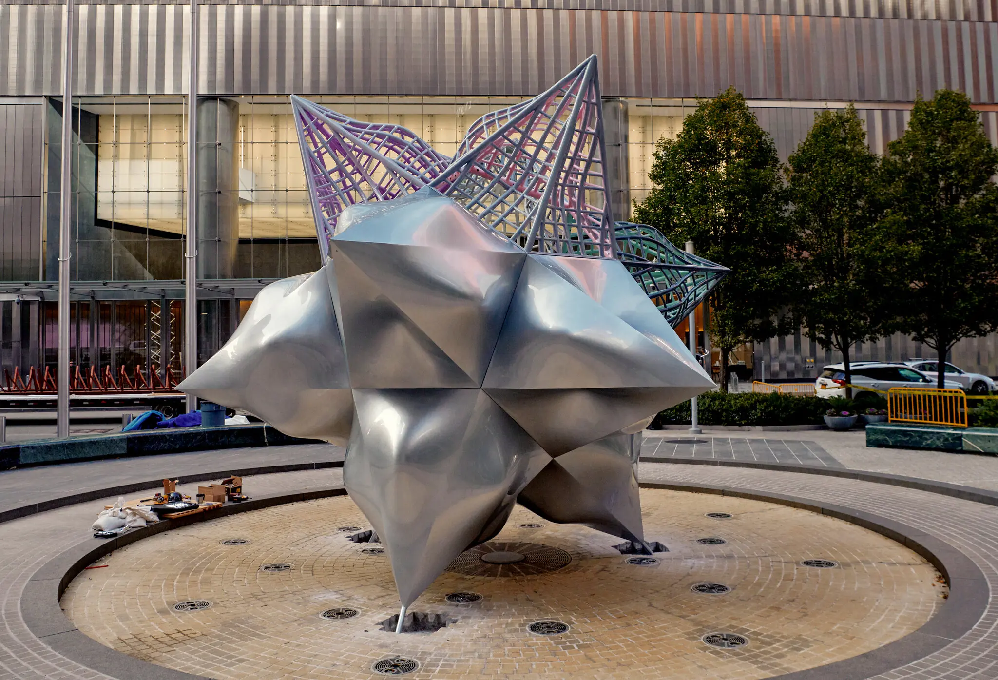 A escultura do Sr. Stella “Jasper's Split Star” (2017) foi instalada no 7 World Trade Center em novembro de 2021.Crédito...Vincent Tullo para o New York Times