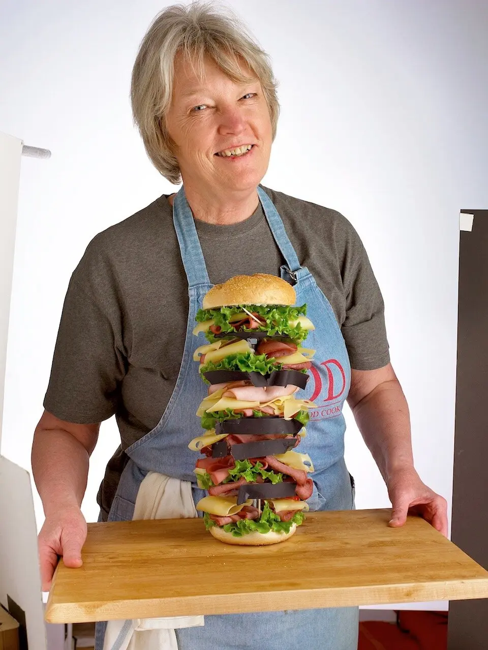 A food stylist Delores Custer em foto sem data. Seus sanduíches eram maravilhas arquitetônicas, suas construções – para usar o termo artístico da indústria – a inveja de seus colegas.Crédito...Colin Cooke