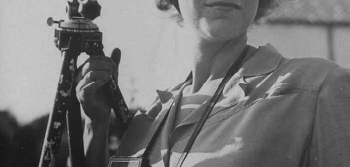 Nina Leen, foi uma das primeiras fotógrafas da revista Life, uma de suas imagens mais famosas é uma fotografia de 1950 dos artistas expressionistas abstratos conhecidos como Irascibles, incluindo Mark Rothko, Barnett Newman e Jackson Pollock
