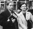 John Calder e sua parceira editorial Marion Boyars seguram uma cópia de “Last Exit to Brooklyn” durante um julgamento em Londres sob acusações de violação de uma lei contra obscenidade. (FOTO: KEYSTONE/GETTY IMAGES)