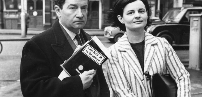 John Calder e sua parceira editorial Marion Boyars seguram uma cópia de “Last Exit to Brooklyn” durante um julgamento em Londres sob acusações de violação de uma lei contra obscenidade. (FOTO: KEYSTONE/GETTY IMAGES)