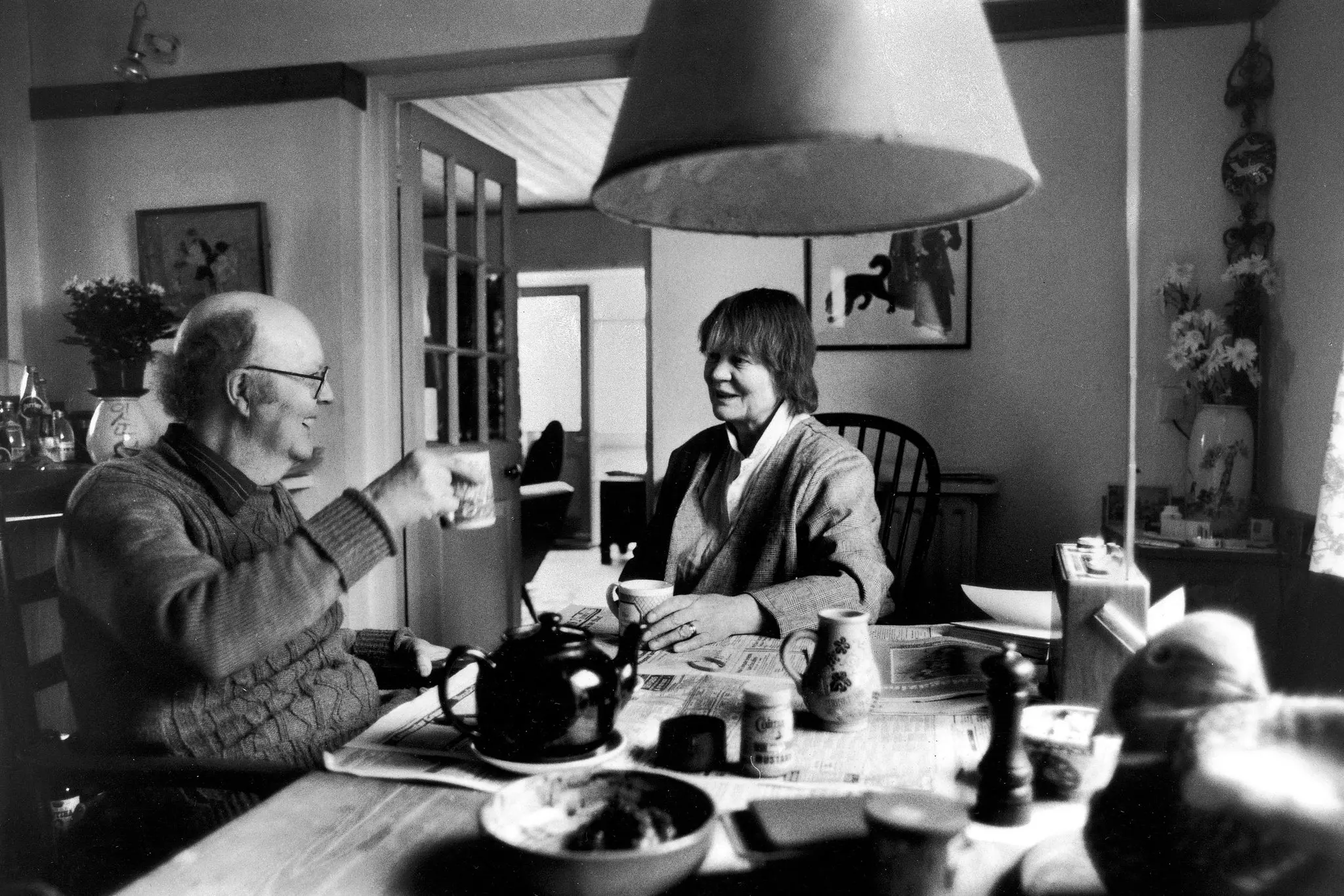 John Bayley, o autor britânico, estudioso e marido da romancista e filósofa Iris Murdoch, à direita, em sua casa em Oxford, em 1986. Ele escreveu sobre como cuidar dela durante seu declínio. (Crédito da fotografia: Terry Smith/Coleção de Imagens LIFE, via Getty Images)